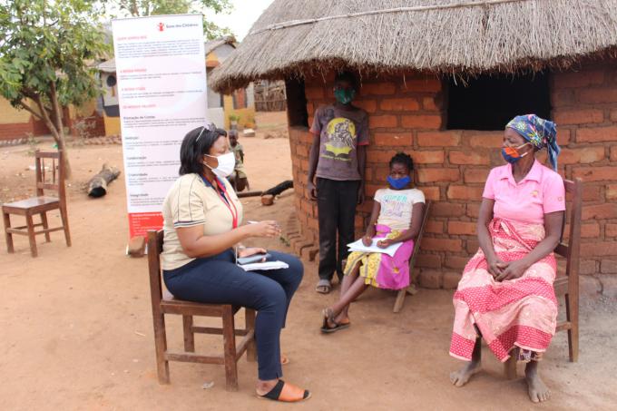 The Provincial Communication and Advocacy Coordinator of Save the Children in Manica, Flávia Gumende, in conversation with Elisa Marizane, Joaquim Serrote's grandmother.