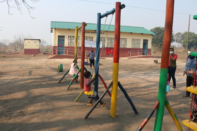 Pormenor da Escolinha Comunitária de Checha, em Morrumbala, com seu parque em primeiro plano, momentos antes da sua inauguração.