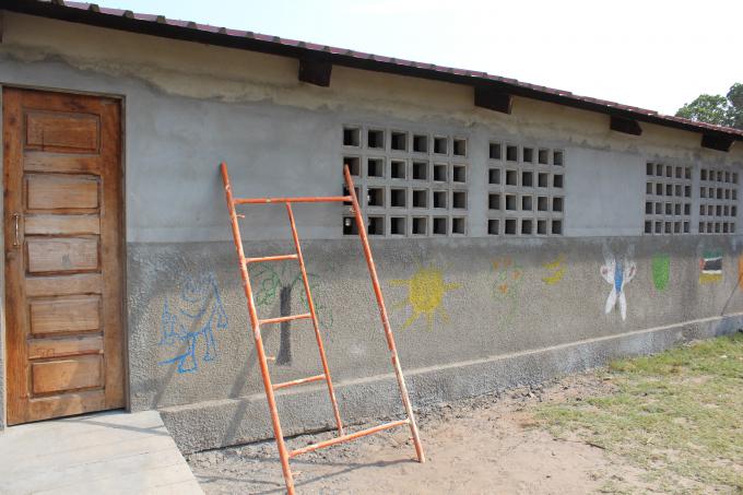 Com o arranque da terceira fase de implementação do DICIPE, a Escolinha Comunitária Agostinho Neto está já a beneficiar de uma reabilitação que inclui montagem de portas. 