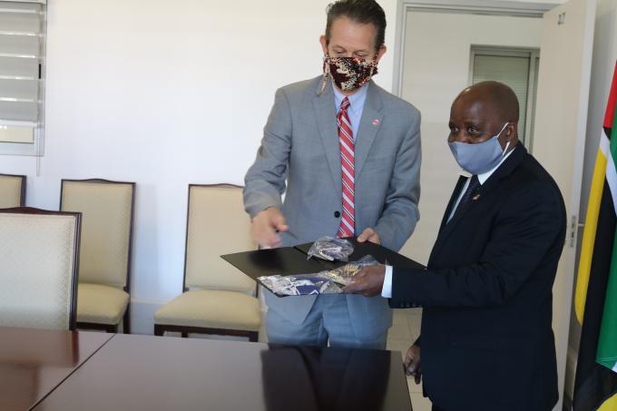 Chance Briggs fazendo a entrega simbólica das máscaras ao Ministro do Género, Criança e Acção Social