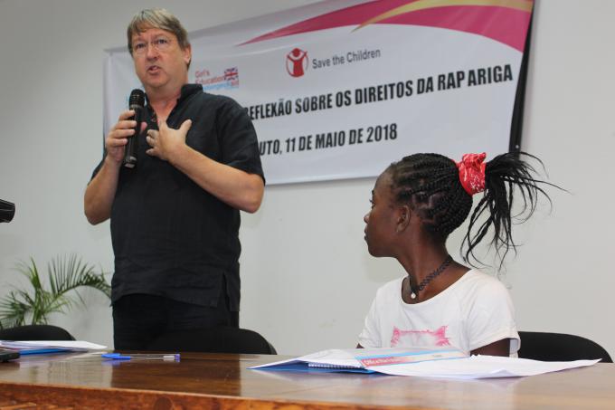 Director de Desenvolvimento e Qualidade de Programa da Save the Children,  Henk Van Beers e uma das representantes dos Clubes da Rapariga