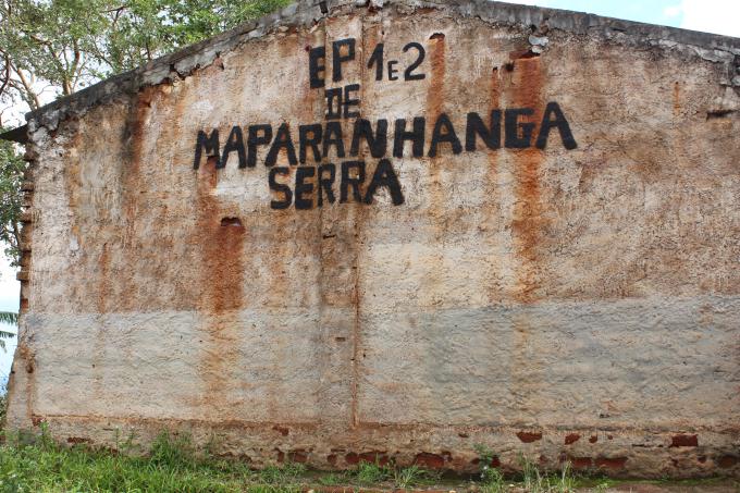 A escola, localizada na comunidade de Maparanhanga Serra, tem três escolas anexas – entre as quais uma teve tres salas completamente danificadas em consequência da queda de uma árvore sobre elas -  e lecciona um total de 804 alunos. 