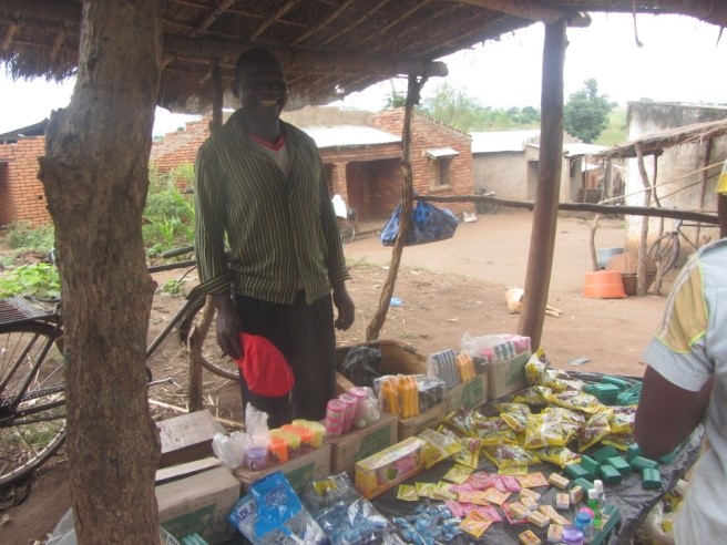 Lonjezo’s parents don’t have the necessary conditions and live in poverty. Mr. Max, Lonjezo’s dad, aside from practicing agriculture also works in a small business in the local market where he sells soap, sugar, matches and biscuits to add to household income.