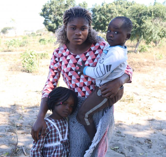 Samira Cuna com seus filhos. No seu colo, está Jaime Manuel e a sua direita, Filomena Manuel.