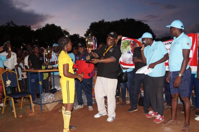 Atleta da Escola 1⁰ de Maio recebe taça de campeã da Taça Mutola