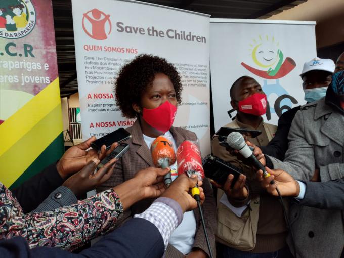 Ana Dulce Guizado, Directora Provincial da Save the Children em Manica explicando aos jornalistas a importância de ter a Linha 116 descentralizada para a região central de Moçambique